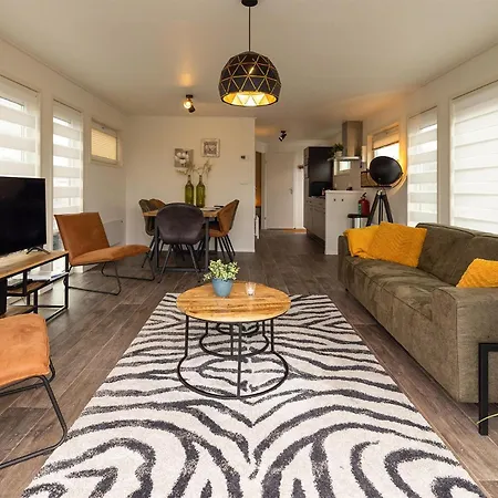 2 Bedroom Stunning Ship In Botel