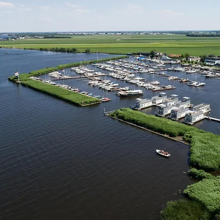 Botel Beautiful Ship In With House Sea View 4*